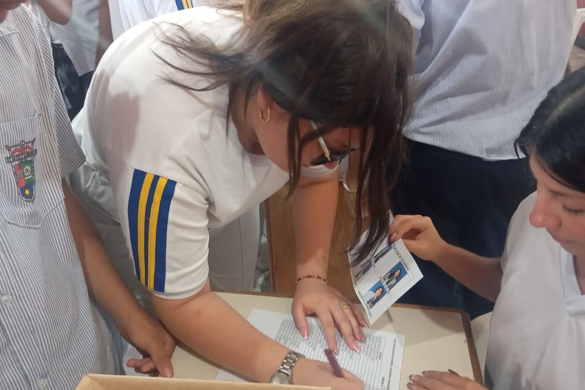 Jóvenes de grado once del colegio Guanentá hicieron debate y eligieron al que debería ser el presidente del país.