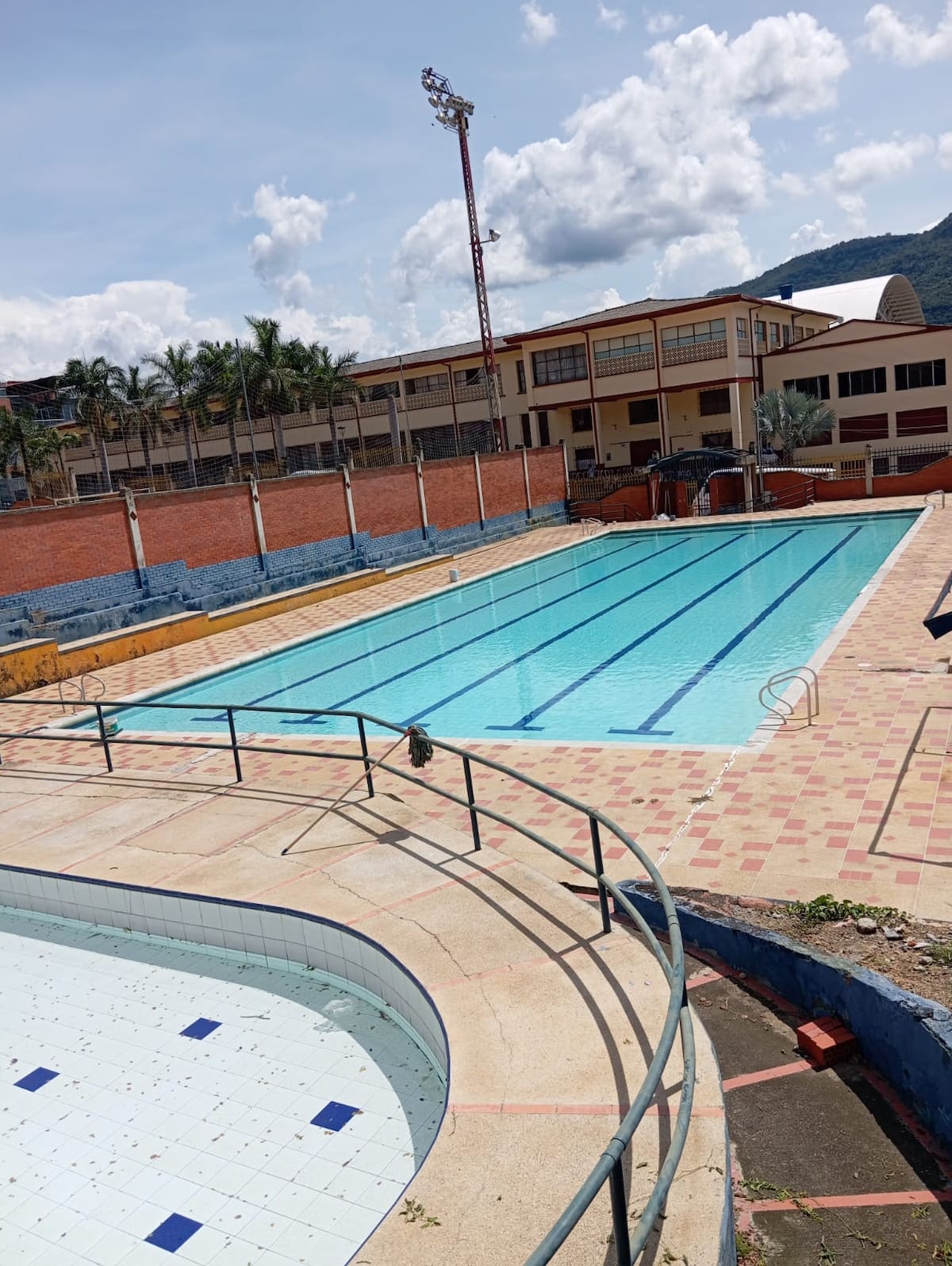 La piscina lleva fuera de servicio una década, según el rector de la institución educativa.