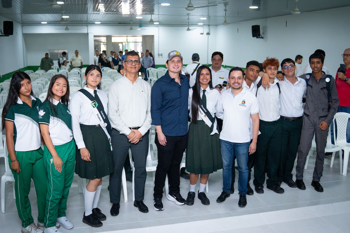 Funcionarios de la alcaldía de Barrancabermeja y comunidad educativa recorrieron las obras de mejoramiento entregadas en el Instituto Técnico Superior Industrial de Barrancabermeja.
Suministrada/Vanguardia