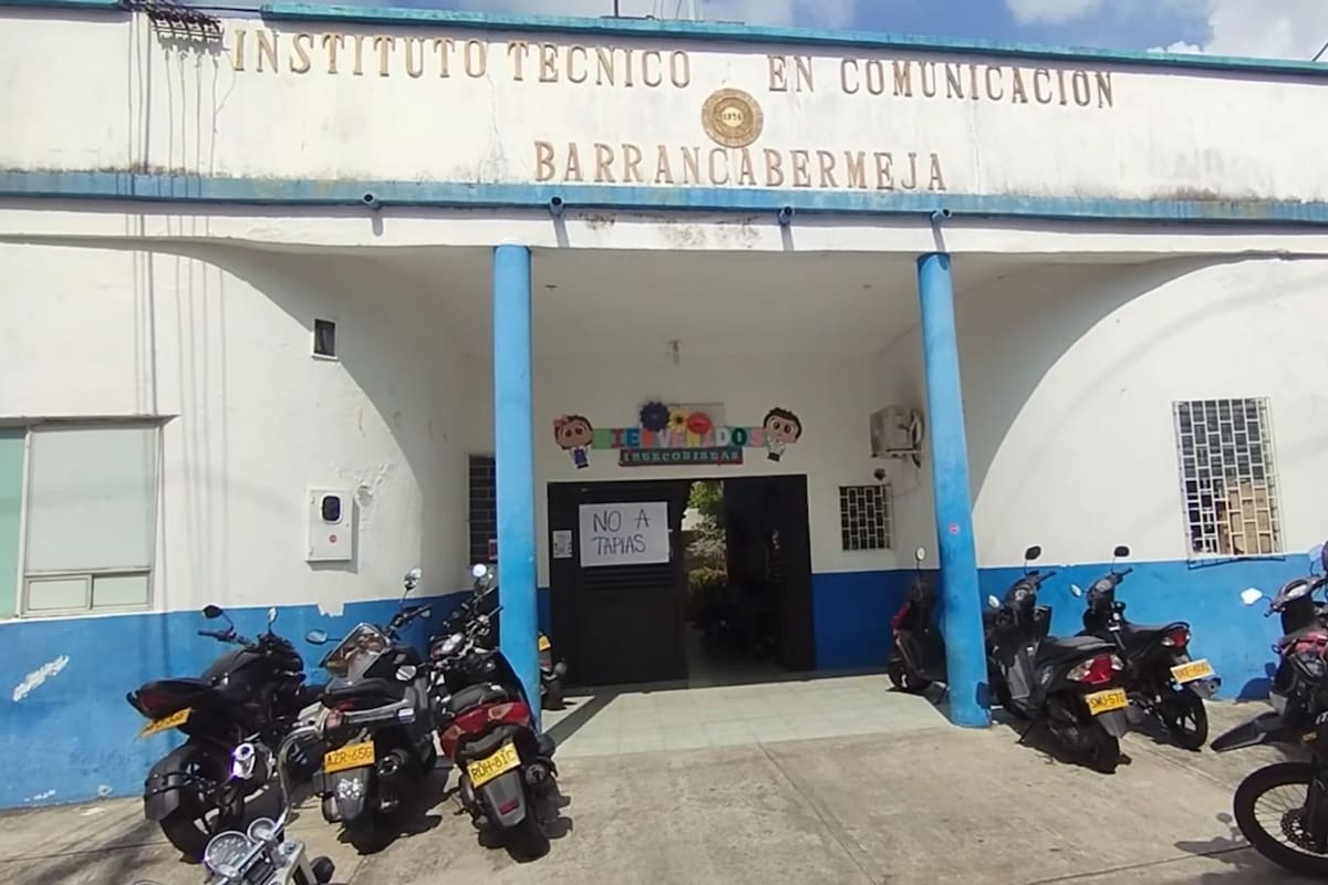 Estudiantes del Instituto Técnico en Comunicaciones de Barrancabermeja (INTECOBA) se declararon en cese de actividades para exigir soluciones frente a problemas de infraestructura y alimentación escolar.
Suministrada/Vanguardia