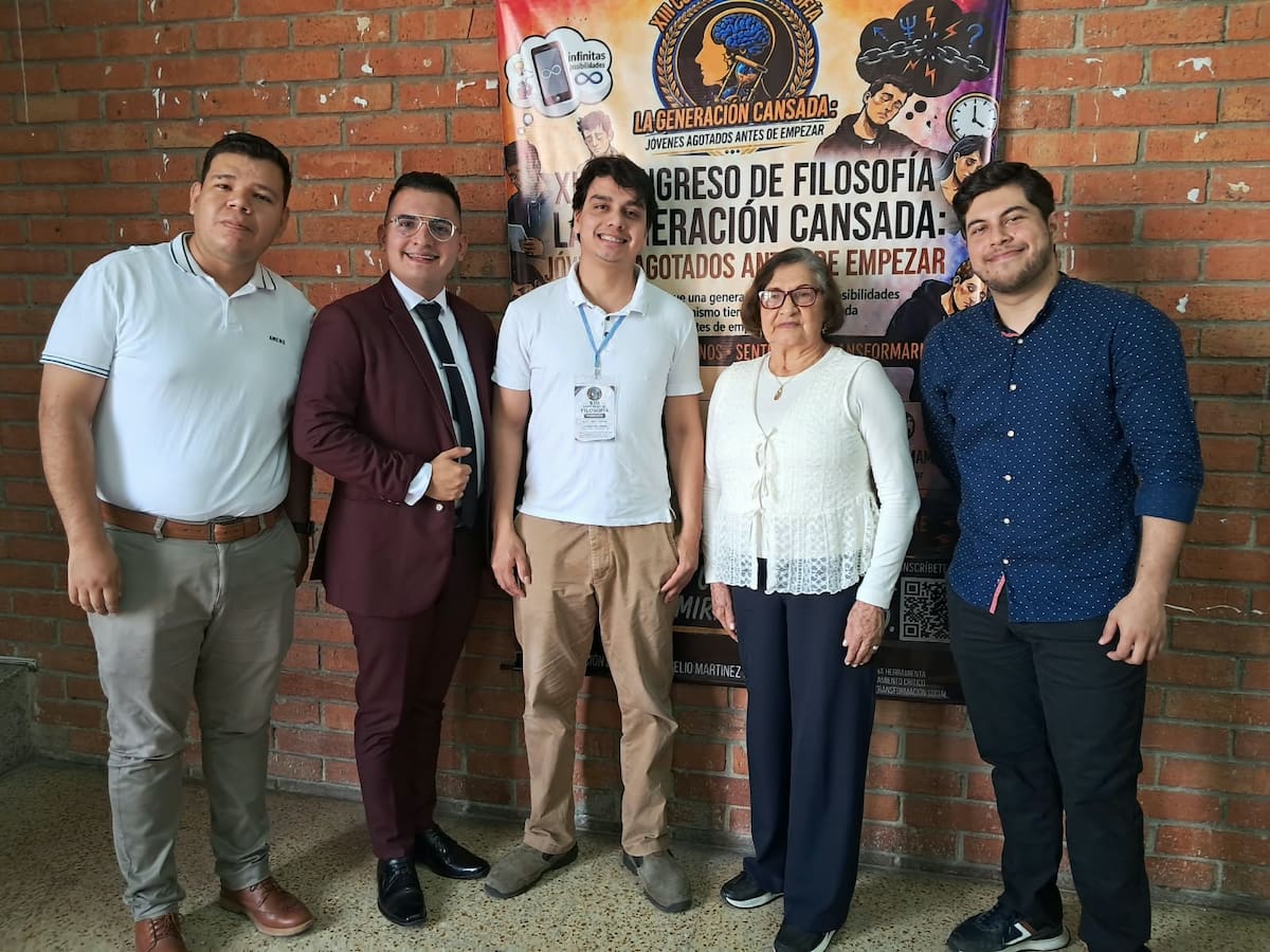 Integrantes de la mesa principal del Congreso de Filosofía: Víctor Daniel Mantilla, docente del colegio San Liberto Magno, de San Alberto, César; Harold Forero, abogado y egresado del plantel; Juan Camilo Murcia, físico y exalumno; Medarda Lozano, filósofa; y Édgar Rueda, exalumno y médico. (Foto: Euclides Kilô Ardila / VANGUARDIA)