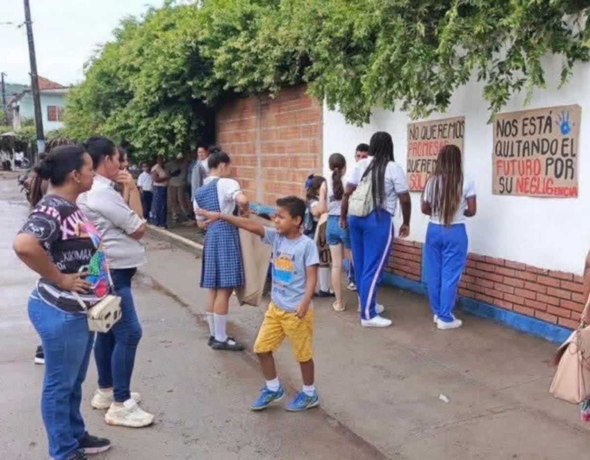 Estudiantes del colegio Nuestra Señora la Candelaria de CImitarra, permanecen sin clases, luego del cierre de la institución por porblemas sanitarios.
Suministrada/Vanguardia