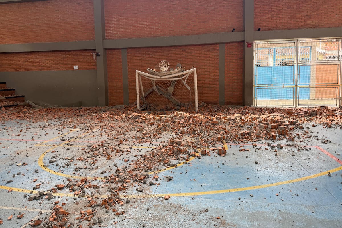 Muro del colegio colapsó y otro debe ser demolido.