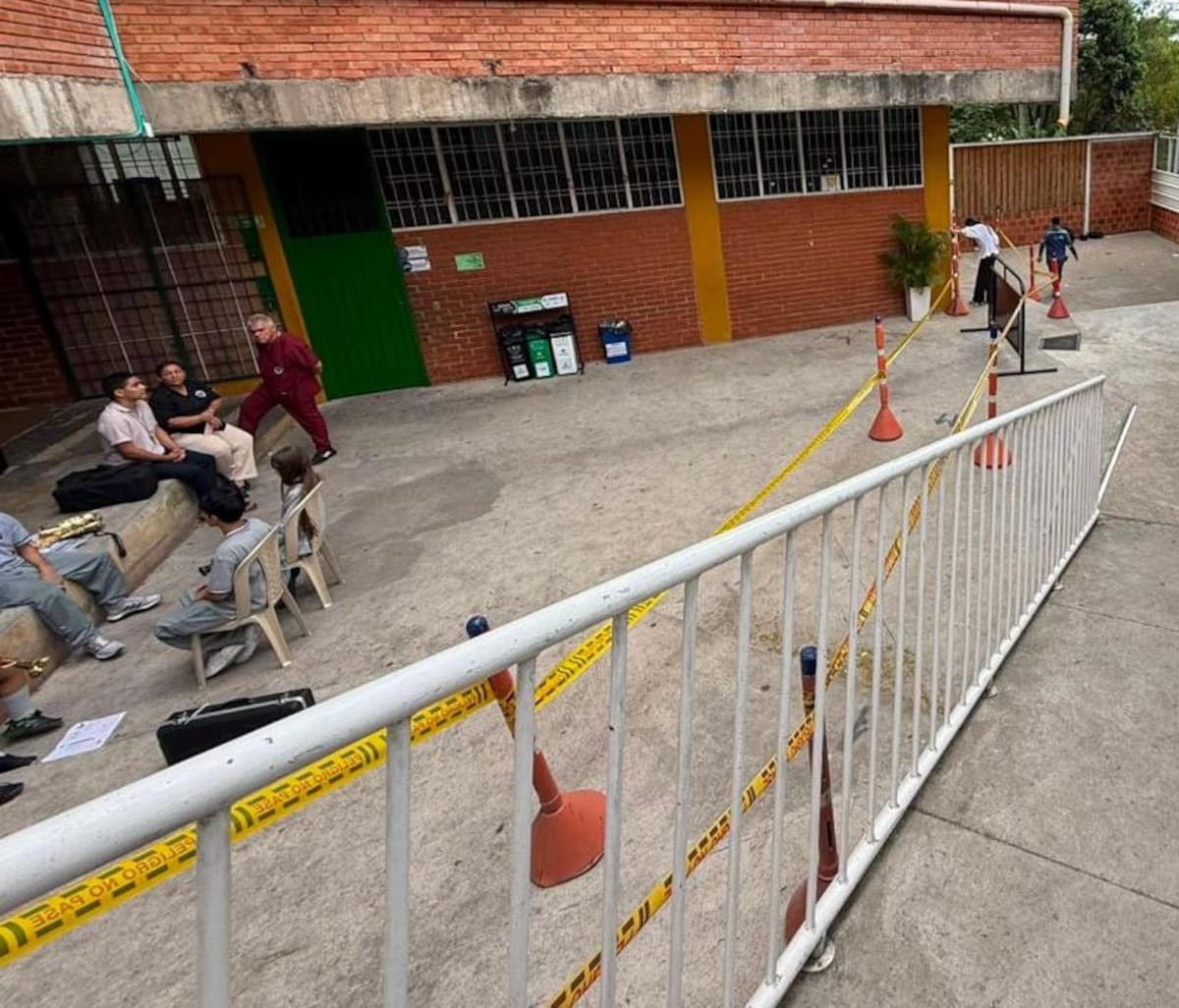 El colegio Santa Lucía de Floridablanca atiende a cerca de 200 estudiantes de preescolar a grado once. Parte del patio tiene paso restringido mientras avanza el pleito con Metrogas.