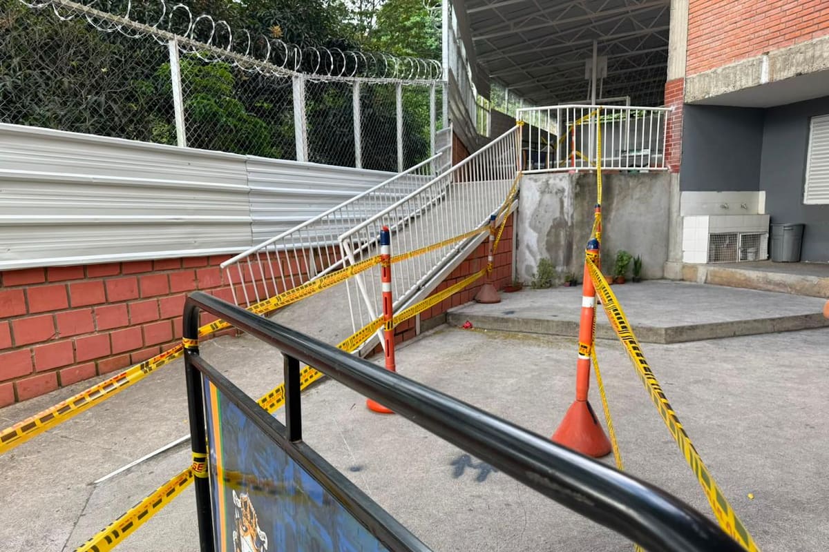 La franja de seguridad delimitada sobre la tubería de gas cruza el patio del Colegio Santa Lucía, en Bellavista (Floridablanca), y bloquea el paso hacia el otro costado del recinto.