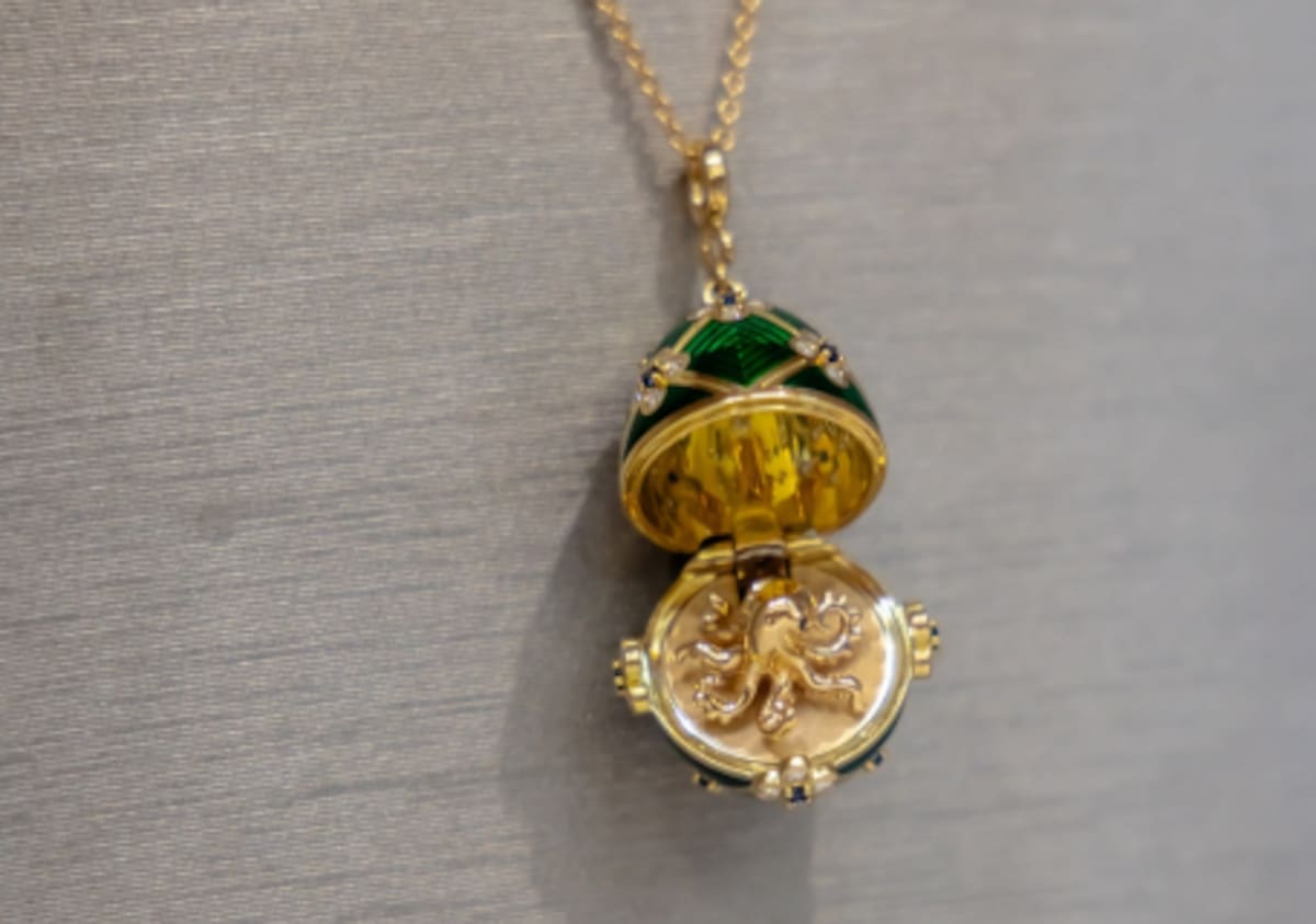 Detienen a hombre que se tragó un colgante Fabergé de 18.000 euros durante un robo en Nueva Zelanda.