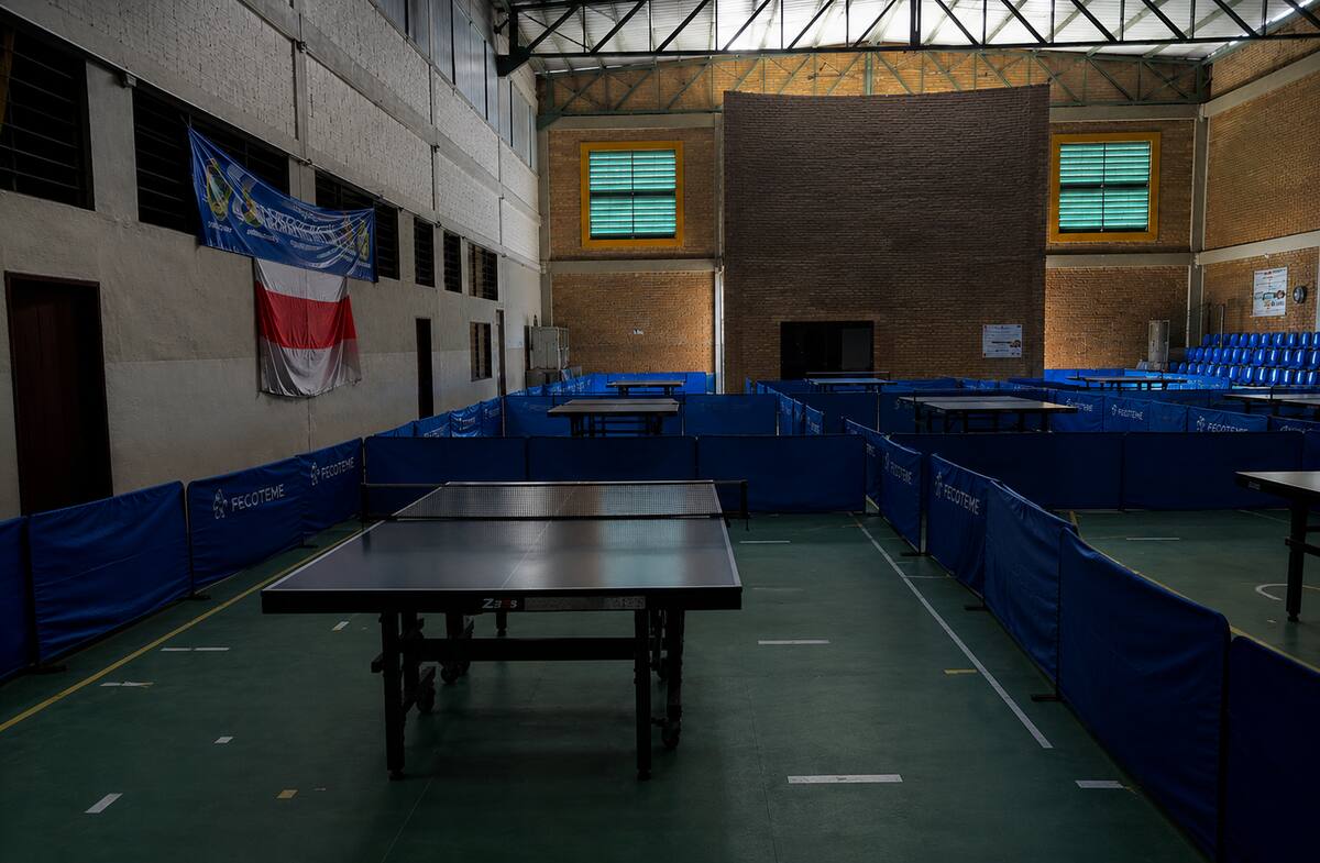 Los tenimesistas llevan dos meses sin poder utilizar el escenario deportivo debido a la falta de luz. Foto: Suministrada, mejorada con IA