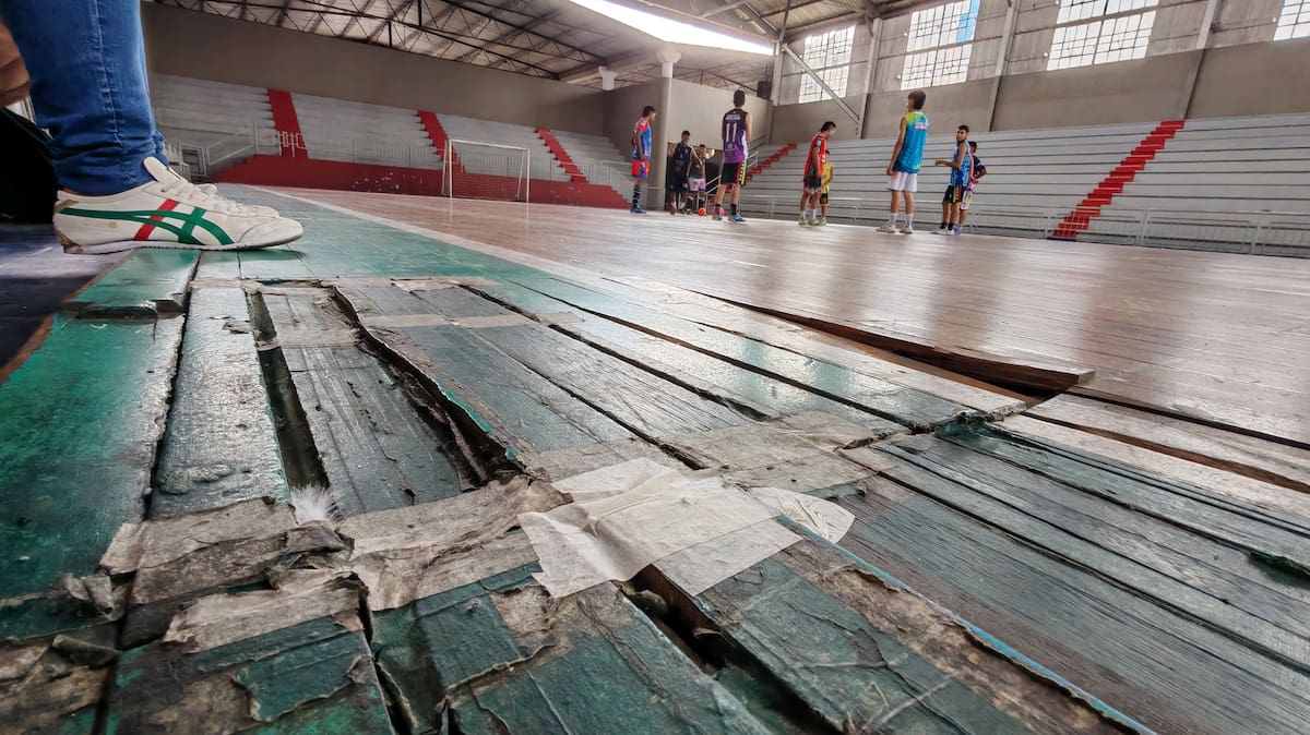 El coliseo Edmundo Luna Santos se encuentra en un lamentable estado. Pasan los años y el deterioro es evidente, afectando a los deportistas. Foto: Marco Valencia.
