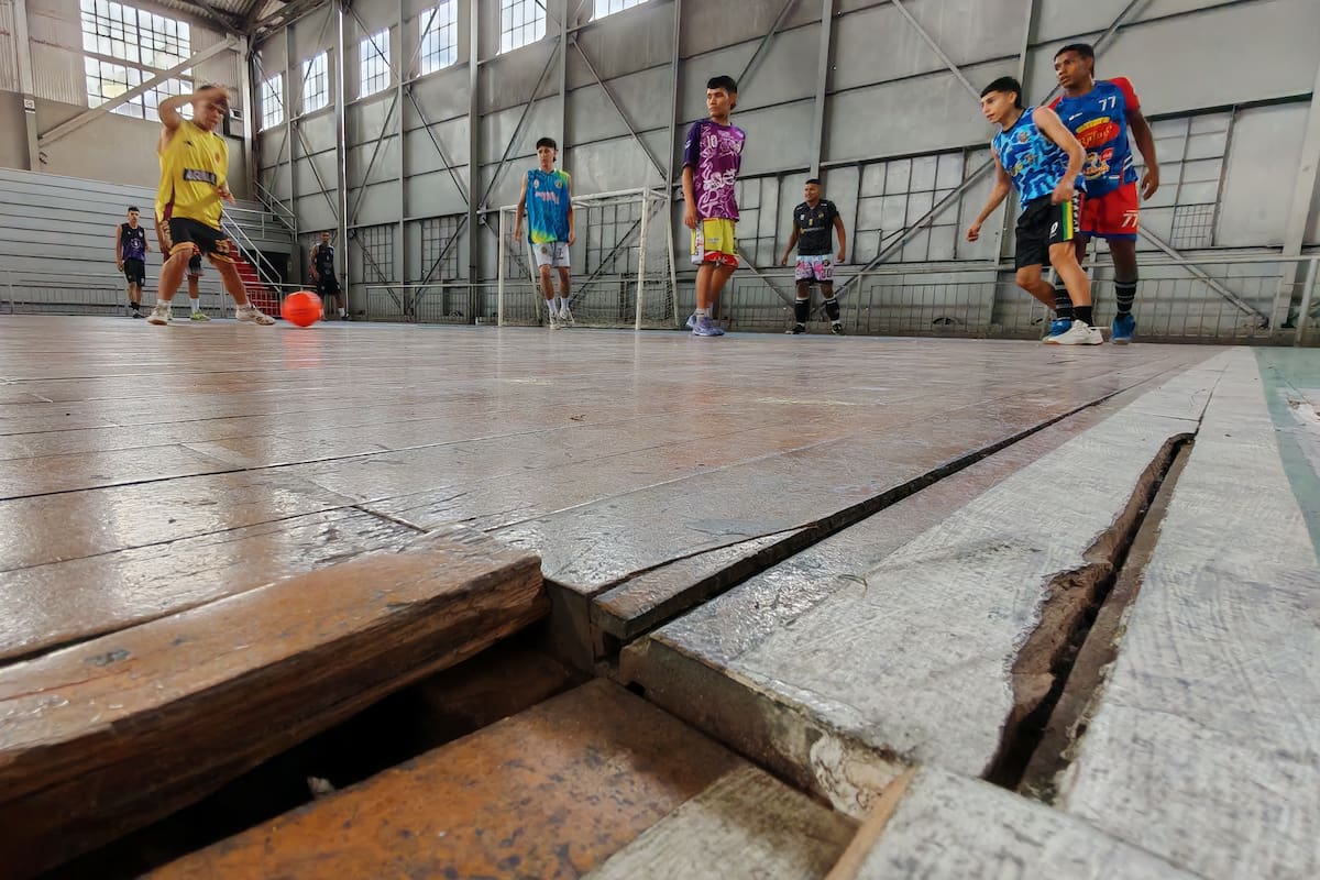 El coliseo Edmundo Luna Santos se encuentra en un lamentable estado. Pasan los años y el deterioro es evidente, afectando a los deportistas. Foto: Marco Valencia.