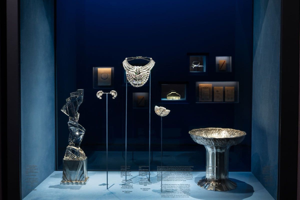 El collar, elaborado en platino por Van Cleef & Arpels, perteneció a la reina consorte Nazli Sabri de Egipto y es considerado una pieza histórica de gran valor.
