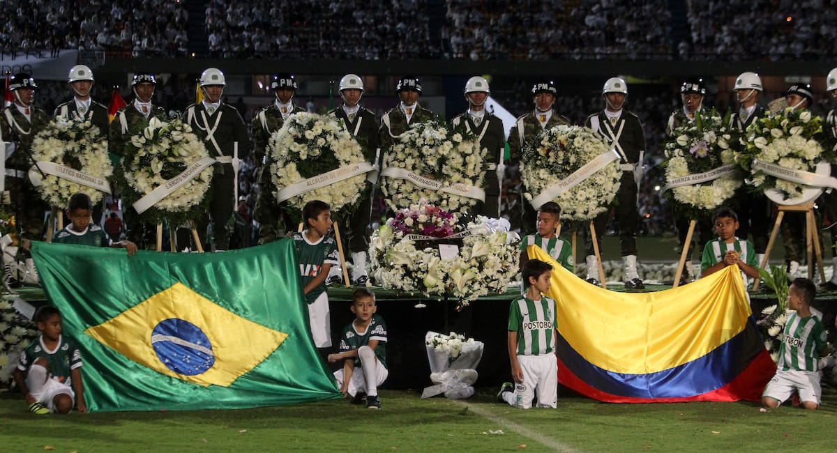 MED19. MEDELLÍN (COLOMBIA), 30/11/2016.- Un grupo de niños sostiene las banderas de Brasil y Colombia durante homenaje al equipo de fútbol Chapecoense hoy, miércoles 30 de noviembre de 2016, en Medellín (Colombia). Miles de personas abarrotaron esta noche el estadio Atanasio Girardot de Medellín para rendir un homenaje póstumo al equipo de fútbol brasileño Chapecoense, la mayoría de cuya plantilla pereció en el accidente aéreo del pasado lunes cuando se dirigían a esta ciudad del noroeste de Colombia. EFE/LUIS EDUARDO NORIEGA A.