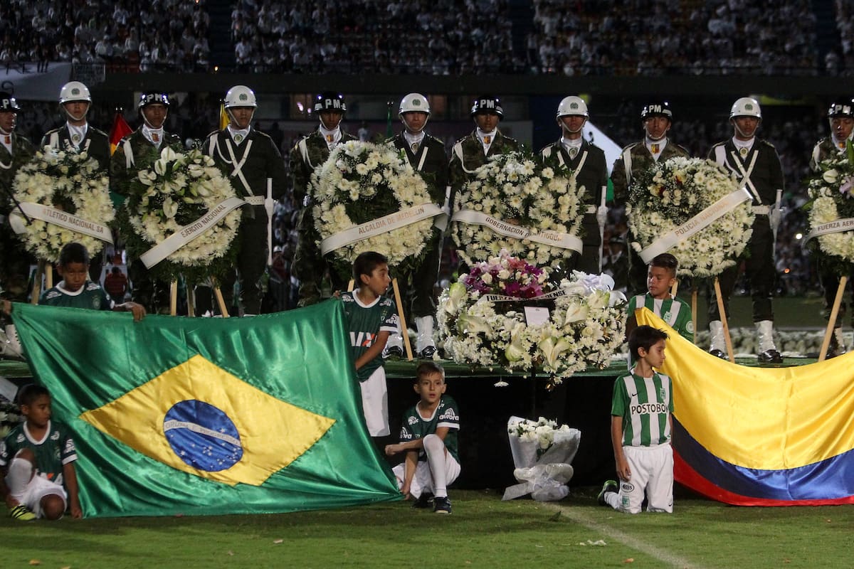 MED19. MEDELLÍN (COLOMBIA), 30/11/2016.- Un grupo de niños sostiene las banderas de Brasil y Colombia durante homenaje al equipo de fútbol Chapecoense hoy, miércoles 30 de noviembre de 2016, en Medellín (Colombia). Miles de personas abarrotaron esta noche el estadio Atanasio Girardot de Medellín para rendir un homenaje póstumo al equipo de fútbol brasileño Chapecoense, la mayoría de cuya plantilla pereció en el accidente aéreo del pasado lunes cuando se dirigían a esta ciudad del noroeste de Colombia. EFE/LUIS EDUARDO NORIEGA A.