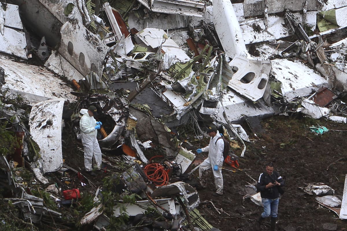 MED710. LA UNIÓN (COLOMBIA), 29/11/2016.- Equipos de rescate recuperan hoy, martes 29 de noviembre de 2016, los cuerpos del avión accidentado en el municipio de La Unión, departamento de Antioquia (Colombia). Según los reportes de la Policía Nacional de Colombia, se estima que al menos 75 personas murieron en el accidente del avión boliviano con 81 personas a bordo, entre ellas la plantilla del equipo brasileño de fútbol Chapecoense, quienes iban hacia Medellín, Colombia, para disputar el primer partido de la final de la Copa Sudamericana. EFE/LUIS EDUARDO NORIEGA A.