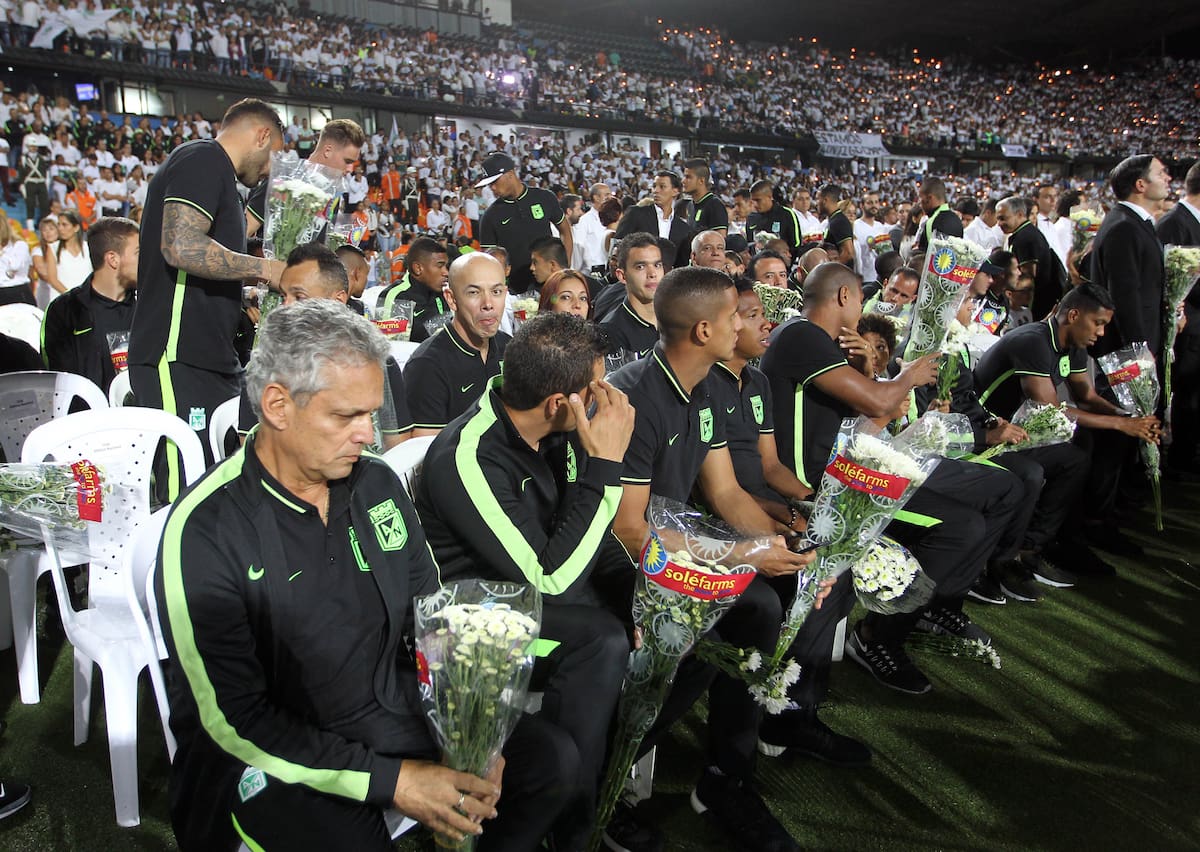 BOG10. MEDELLÍN (COLOMBIA), 30/11/2016.- El entrenador de Atlético Nacional Reynaldo Rueda (i) y todo su equipo asisten al homenaje al equipo de fútbol Chapecoense hoy, miércoles 30 de noviembre de 2016, en Medellín (Colombia). Miles de personas abarrotaron esta noche el estadio Atanasio Girardot de Medellín para rendir un homenaje póstumo al equipo de fútbol brasileño Chapecoense, la mayoría de cuya plantilla pereció en el accidente aéreo del pasado lunes cuando se dirigían a esta ciudad del noroeste de Colombia. EFE/MAURICIO DUEÑAS CASTAÑEDA