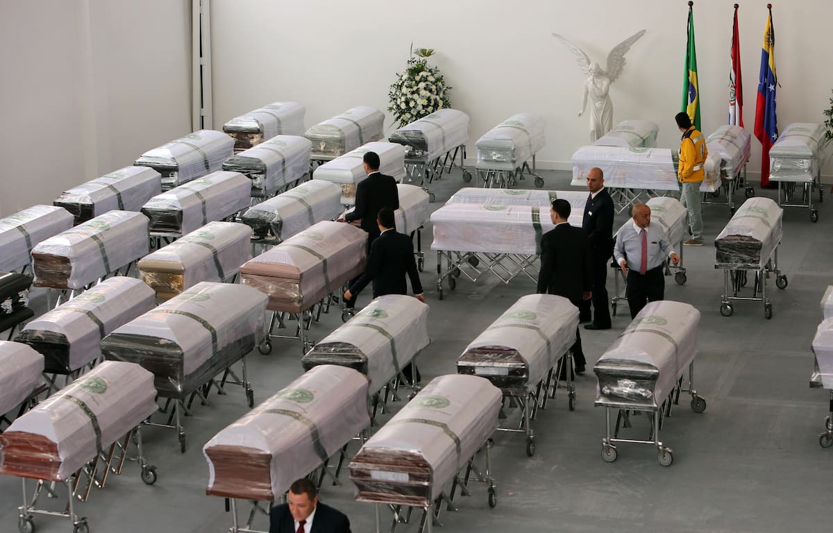 BOG25. MEDELLÍN (COLOMBIA), 02/12/2016.- Trabajadores de la Funeraria San Vicente sacan los féretros de las víctimas del equipo de fútbol brasileño Chapecoense hoy, viernes 2 de diciembre de 2016, con destino hacía el aeropuerto militar de la fuerza aérea en Rionegro, departamento de Antioquia (Colombia), desde donde partirán hacia Brasil. La repatriación de los 71 fallecidos en el accidente del avión de Lamia que transportaba al club brasileño Chapecoense comenzó ayer 1 de diciembre con el traslado a su país del tripulante paraguayo Gustavo Feliciano Encina Núñez, según las autoridades colombianas. Los fallecidos son 64 brasileños que viajaban como pasajeros, entre ellos el equipo del Chapecoense y periodistas, así como cinco bolivianos, un venezolano y un paraguayo que hacían parte de la tripulación. EFE/MAURICIO DUEÑAS CASTAÑEDA