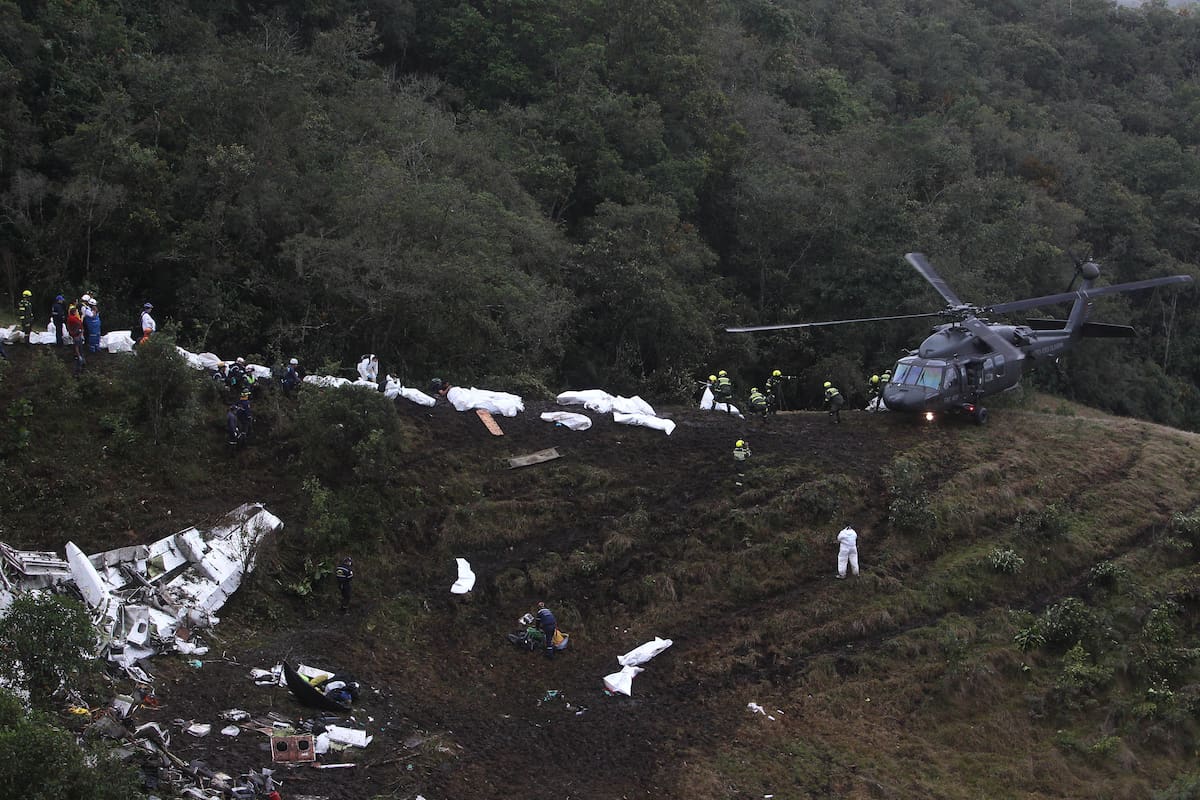 MED710. LA UNIÓN (COLOMBIA), 29/11/2016.- Miembros de los organismos de rescate transportan hoy, martes 29 de noviembre de 2016, los cuerpos del avión accidentado en el municipio de La Unión, departamento de Antioquia (Colombia). Según los reportes de la Policía Nacional de Colombia, se estima que al menos 75 personas murieron en el accidente del avión boliviano con 81 personas a bordo, entre ellas la plantilla del equipo brasileño de fútbol Chapecoense, quienes iban hacia Medellín, Colombia, para disputar el primer partido de la final de la Copa Sudamericana. EFE/LUIS EDUARDO NORIEGA A.
RESUMEN FOTOS DEL AÑO DE EPA 2016 NOVIEMBRE