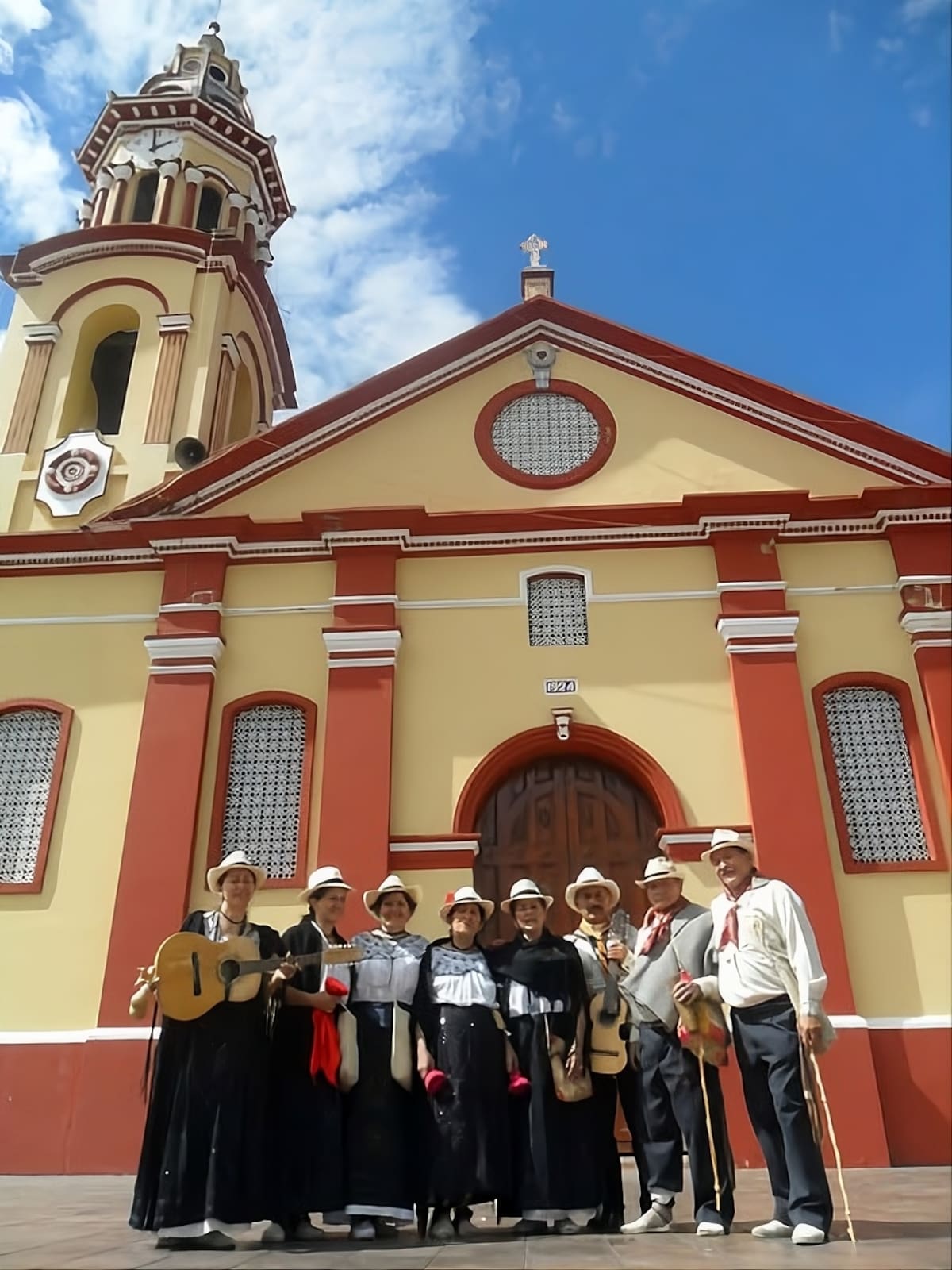 En el cartel de artistas nacionales está Corazón Santandereano, agrupación familiar dedicada a preservar las guabinas y torbellinos de la provincia de Vélez, los que acompañan con coreografías tradicionales.