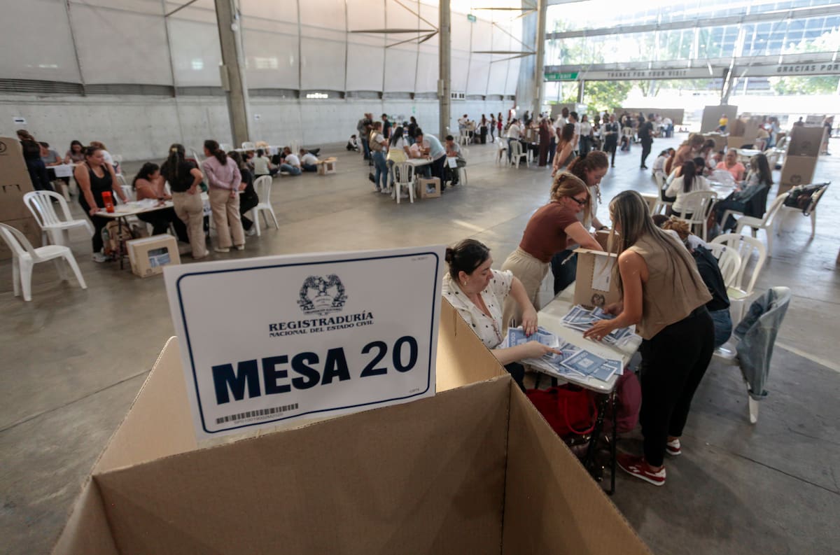 Personas cuentan votos durante la jornada electoral este domingo en Medellín (Colombia). Los colegios electorales de Colombia cerraron después de ocho horas de votación para elegir al presidente que sucederá a Gustavo Petro. EFE/STR
