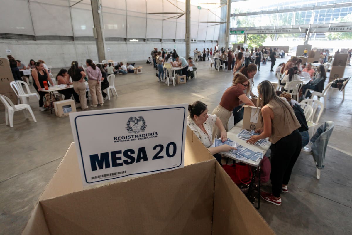 Personas cuentan votos durante la jornada electoral este domingo en Medellín (Colombia). Los colegios electorales de Colombia cerraron después de ocho horas de votación para elegir al presidente que sucederá a Gustavo Petro. EFE/STR