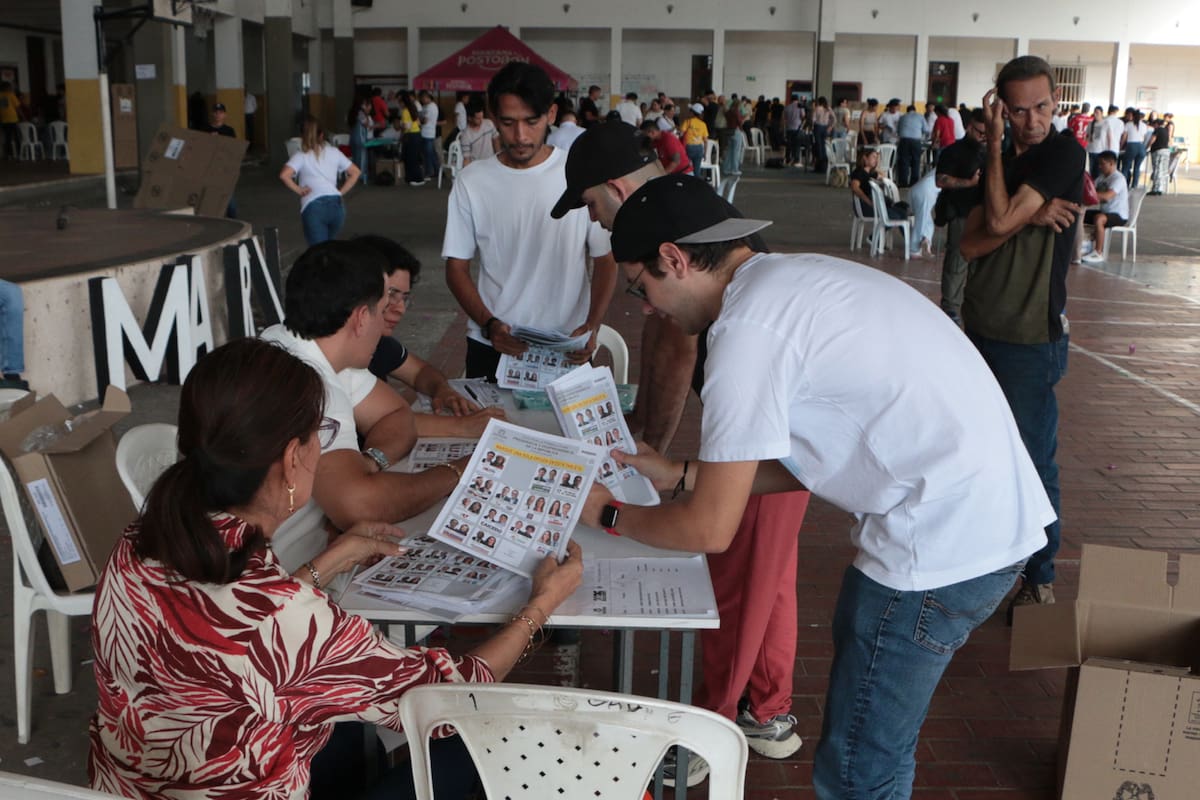 Jurados electorales cuentan votos este domingo en Cúcuta (Colombia). Los colegios electorales de Colombia cerraron después de ocho horas de votación para elegir al presidente que sucederá a Gustavo Petro, una decisión que puede ir a segunda vuelta el próximo 21 de junio si ninguno de los candidatos obtiene la mitad más uno de los votos. EFE/Mario Caicedo