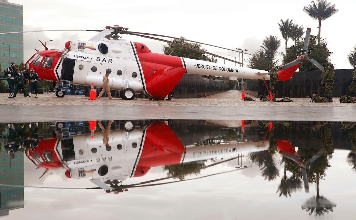 BOG01. BOGOTÁ (COLOMBIA), 03/07/2018. El helicóptero usado en la "Operación Jaque" se ve reflejado en el agua durante la conmemoración de los 10 años del operativo hoy, martes 3 de julio de 2018, en el Monumento a los Caídos, en Bogotá (Colombia). El 2 de julio de 2008, en una zona selvática del sureste de Colombia, el Ejército rescató a 15 secuestrados por las FARC en la "Operación Jaque", una cinematográfica maniobra militar que una década después sigue siendo considerada "perfecta". Sin disparar un solo tiro, fueron rescatados la excandidata presidencial colombiana Íngrid Betancourt, los contratistas estadounidenses Thomas Howes, Marc Gonsalves y Keith Stansell, y once soldados y policías, algunos de los cuales llevaban más de 10 años en manos de las FARC. EFE/Daniel Munoz