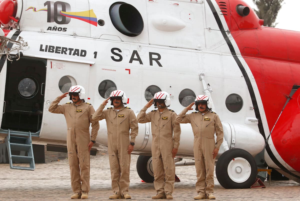 BOG14. BOGOTÁ (COLOMBIA), 03/07/2018. Miembros de la Fuerza Aérea Colombiana saludan en frente del helicóptero usado en la "Operación Jaque", durante una ceremonia de conmemoración de los 10 años del operativo hoy, martes 3 de julio de 2018, en el Monumento a los Caídos, en Bogotá (Colombia). El 2 de julio de 2008, en una zona selvática del sureste de Colombia, el Ejército rescató a 15 secuestrados por las FARC en la "Operación Jaque", una cinematográfica maniobra militar que una década después sigue siendo considerada "perfecta". Sin disparar un solo tiro, fueron rescatados la excandidata presidencial colombiana Íngrid Betancourt, los contratistas estadounidenses Thomas Howes, Marc Gonsalves y Keith Stansell, y once soldados y policías, algunos de los cuales llevaban más de 10 años en manos de las FARC. EFE/Daniel Munoz
