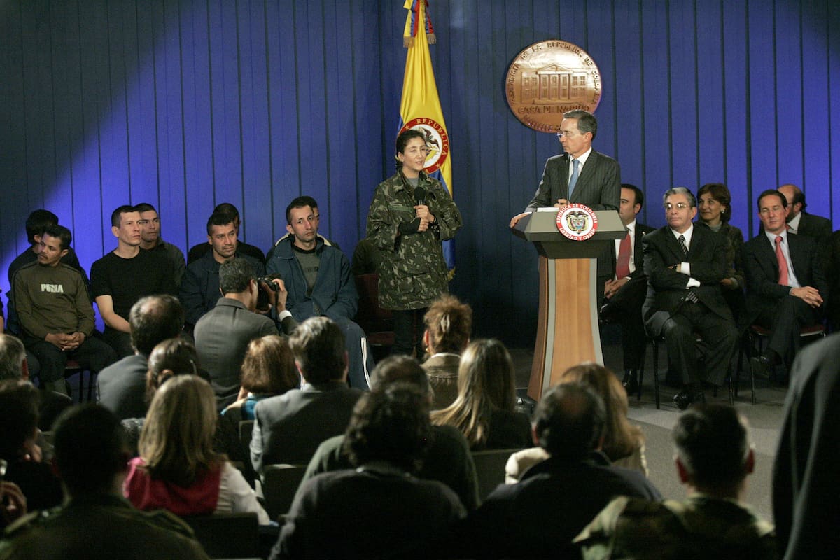 BOG126. BOGOTÁ (COLOMBIA), 02/07/08.- El presidente de Colombia, Álvaro Uribe (c, d), escucha a la ex candidata presidencial colombo-francesa, Ingrid Betancourt (c, i) y a 11 militares colombianos hoy, 2 de julio de 2008, durante una alocusión presidencial en la Casa de Nariño, en Bogotá (Colombia). El Ejército rescató sanos y salvos a Betancourt, a los tres estadounidenses Thomas Howes, Keith Stansell y Marc Gonsalves, y a once militares secuestrados por las FARC en el departamento del Guaviare (sur). EFE/Leonardo Muñoz