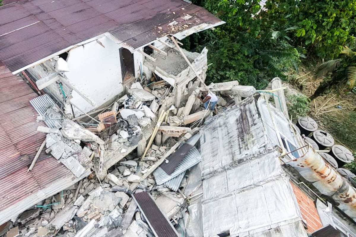 AME7717. QUIBDÓ (COLOMBIA), 10/08/2026.- Fotografía aérea que muestra a civiles buscando entre los escombros de un edificio destruido por el terremoto de magnitud 7,4 que deja al menos 71 personas fallecidas en el país, 29 de ellas en ciudades capitales, este lunes en Quibdó (Colombia). EFE/ Jean Arriaga