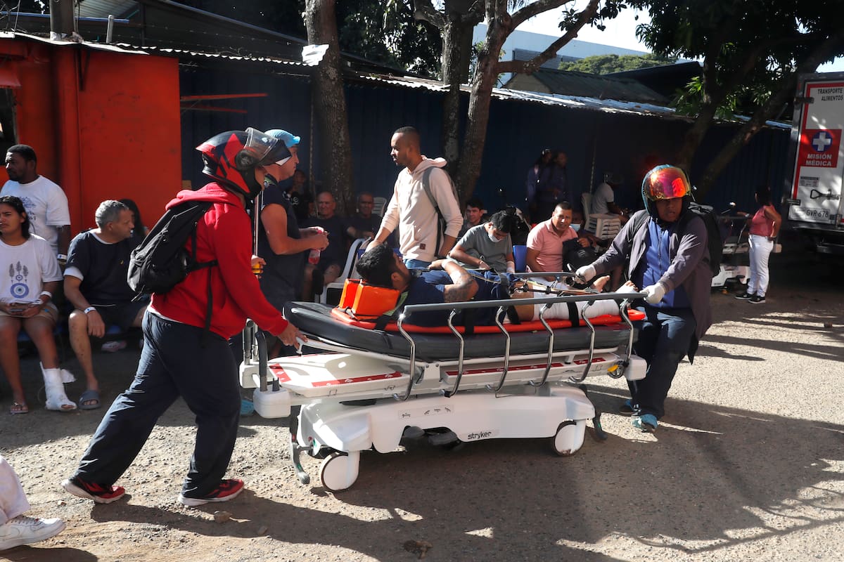 AME7690. CALI (COLOMBIA), 10/08/2026.- Pacientes son evacuados de una clínica tras el terremoto de magnitud 7,4 este lunes, en Cali (Colombia). El Gobierno colombiano declaró la situación de "desastre nacional" por el terremoto que deja al menos 71 personas fallecidas en el país, 29 de ellas en ciudades capitales. EFE/ Ernesto Guzmán