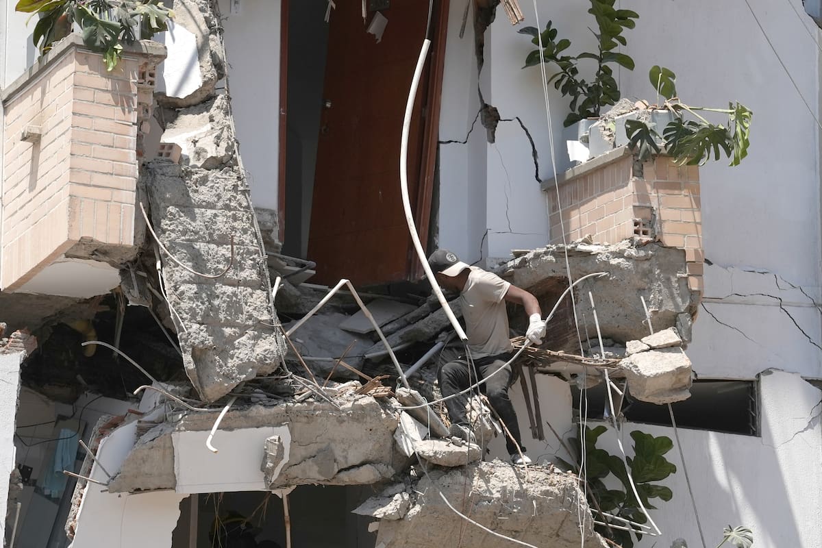 AME7692. CALI (COLOMBIA), 10/08/2026.- Una persona sale de los escombros de una edificación colapsada por el terremoto de magnitud 7,4 que sacudió esta mañana el país, este lunes en Cali (Colombia). El Gobierno colombiano declaró la situación de "desastre nacional" por el terremoto que deja al menos 71 personas fallecidas en el país, 29 de ellas en ciudades capitales. EFE/ Ernesto Guzmán Jr