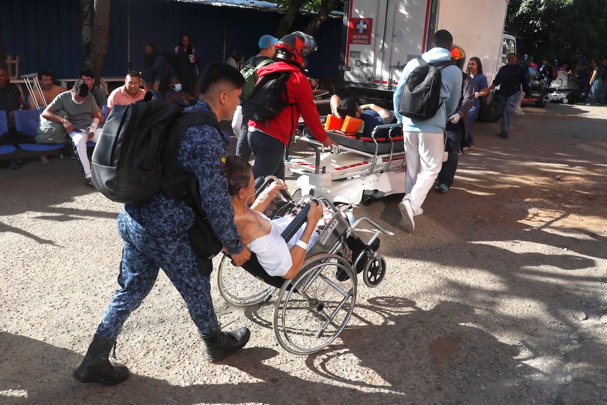AME7690. CALI (COLOMBIA), 10/08/2026.- Pacientes son evacuados de una clínica tras el terremoto de magnitud 7,4 este lunes, en Cali (Colombia). El Gobierno colombiano declaró la situación de "desastre nacional" por el terremoto que deja al menos 71 personas fallecidas en el país, 29 de ellas en ciudades capitales. EFE/ Ernesto Guzmán