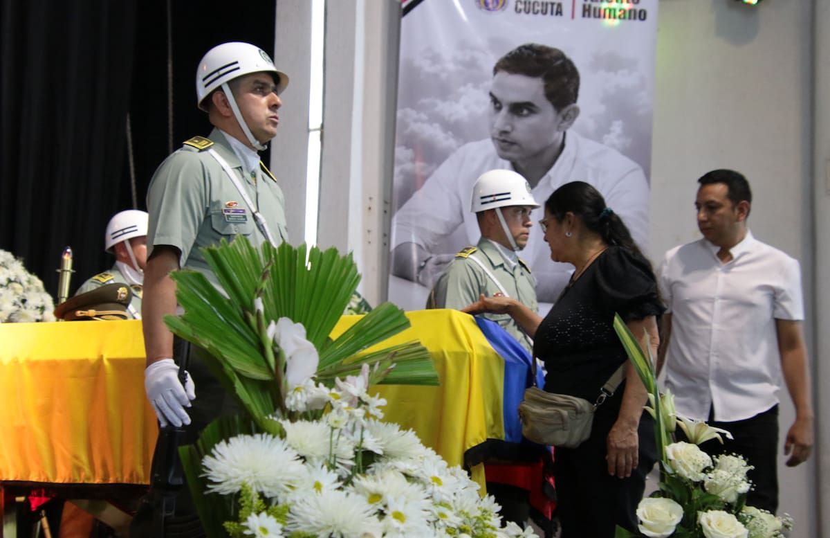 Una mujer despide al exsecretario de Gobierno y precandidato a la Alcaldía de Cúcuta, Miguel Armando Castellanos Serrano este jueves, asesinado a tiros el pasado lunes en Cúcuta. Castellanos renunció a la Secretaría de Gobierno de Cúcuta a comienzos de 2026 para impulsar su aspiración a la Alcaldía en las elecciones de 2027.