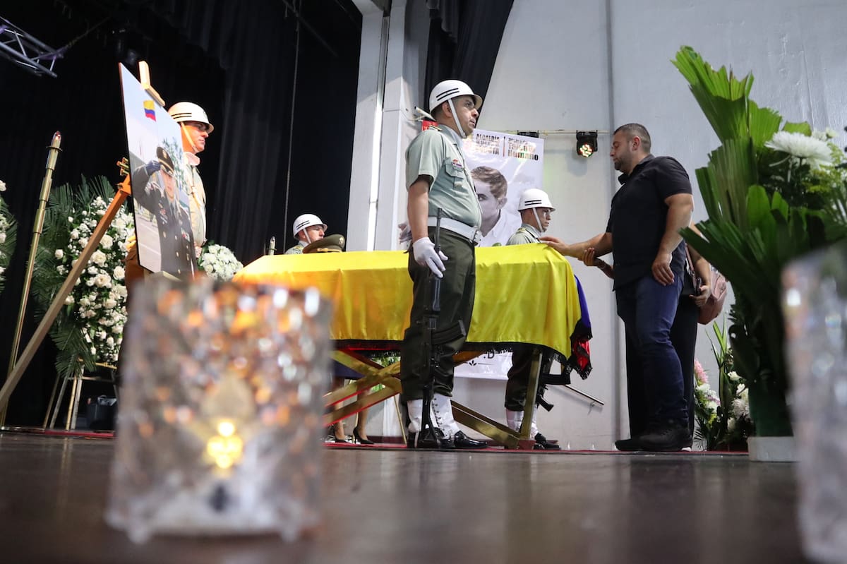 Un hombre despide al exsecretario de Gobierno y precandidato a la Alcaldía de Cúcuta, Miguel Armando Castellanos Serrano este jueves, que fue asesinado a tiros el pasado lunes en Cúcuta (Colombia). Con un homenaje póstumo, Cúcuta, ciudad colombiana fronteriza con Venezuela, despidió a Castellanos en el teatro de la Alcaldía donde dieron el último adiós al expolicía y exsecretario del Gobierno. EFE/ Mario Caicedo