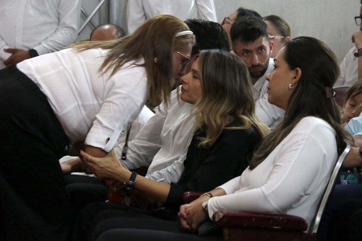 Una mujer saluda a la esposa del exsecretario de Gobierno y precandidato a la Alcaldía de Cúcuta Miguel Armando Castellanos Serrano, Ana Numa (c), durante un homenaje póstumo este jueves, en el teatro de la Alcaldía en Cúcuta (Colombia). EFE/ Mario Caicedo