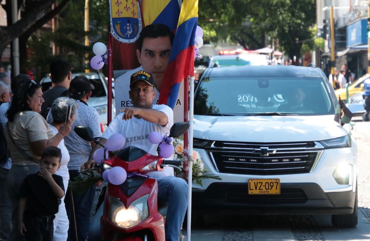 Familiares, amigos y ciudadanos participaron este jueves en el homenaje póstumo al político, asesinado a tiros el pasado lunes en la capital de Norte de Santander. EFE / VANGUARDIA
