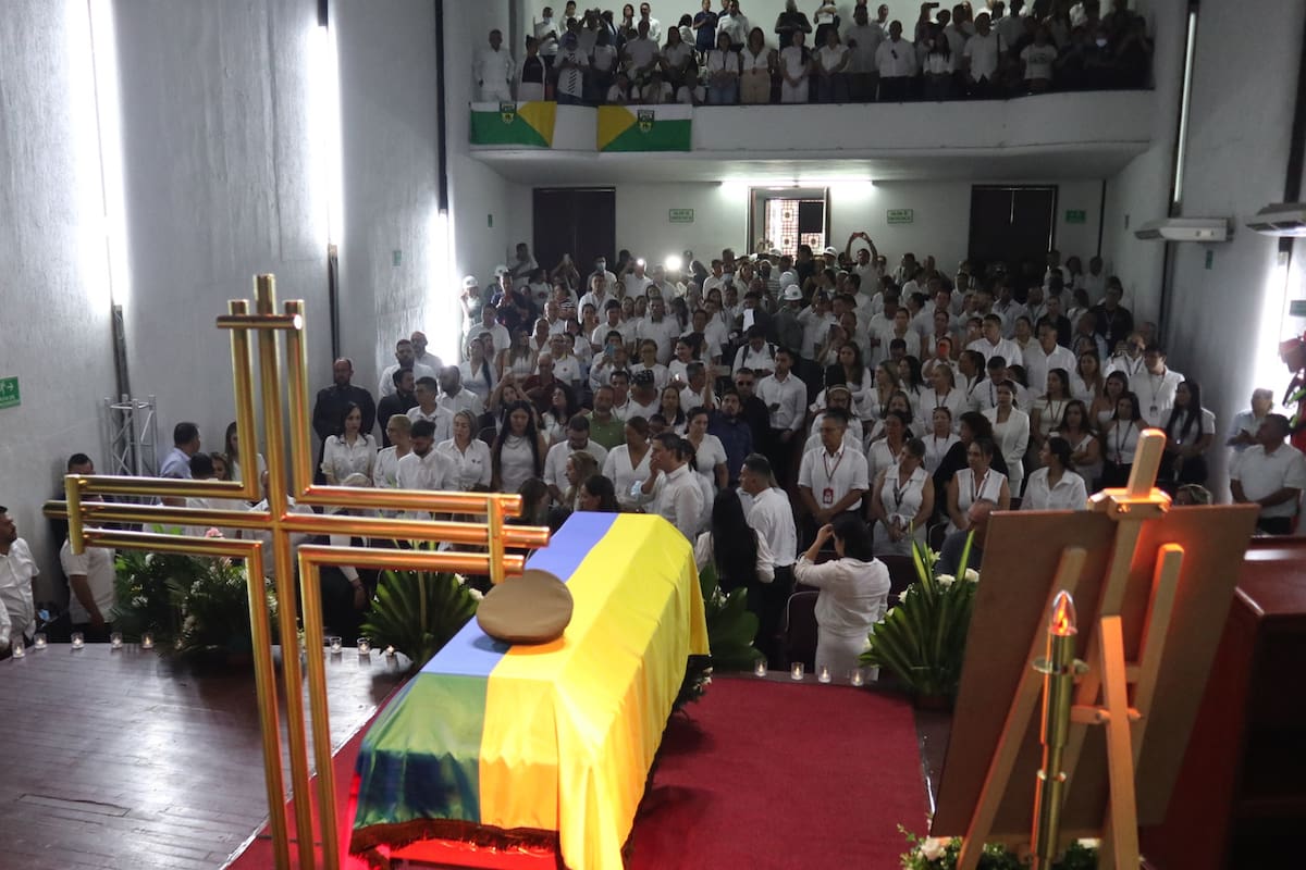 Familiares y amigos despiden al exsecretario de Gobierno y precandidato a la Alcaldía de Cúcuta, Miguel Armando Castellanos Serrano este jueves, que fue asesinado a tiros el lunes en Cúcuta (Colombia). Con un homenaje póstumo, Cúcuta, ciudad colombiana fronteriza con Venezuela, despidió a Castellanos en el teatro de la Alcaldía donde dieron el último adiós al expolicía y exsecretario del Gobierno. EFE/ Mario Caicedo