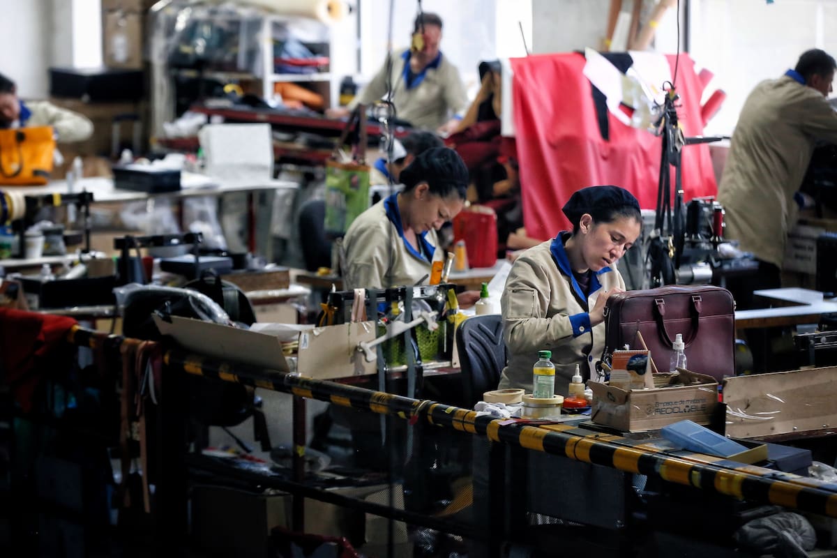 Colombia se posiciona como el país con más horas laborales en la región, superando a otros países suramericanos con una jornada de 46 horas semanales. // Foto: Colprensa.