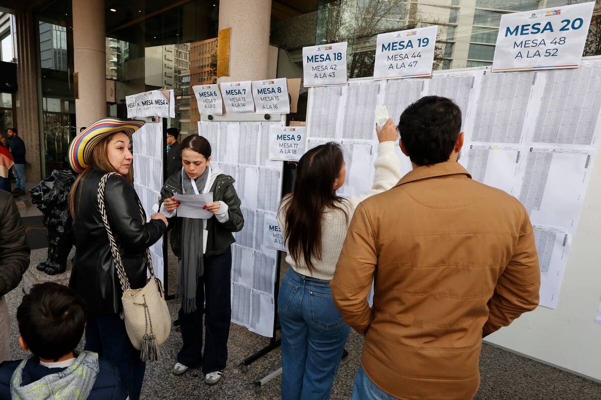 AME2654. SANTIAGO (CHILE), 20/06/2026.- Ciudadanos colombianos asisten a votar para elegir el nuevo presidente de Colombia este sábado, en Santiago (Chile). Los colombianos vuelven a las urnas este domingo para elegir en segunda vuelta al presidente que gobernará al país en el periodo constitucional 2026-2030, entre el ultraderechista Abelardo de la Espriella y el izquierdista Iván Cepeda, tras una campaña virulenta en los discursos y redes sociales. EFE/ Elvis González