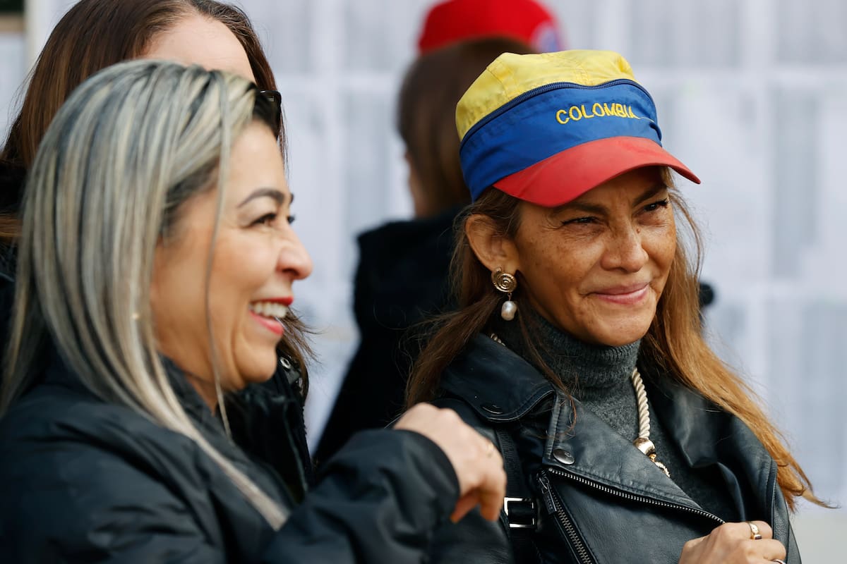 Ciudadanos colombianos asisten a votar para elegir el nuevo presidente de Colombia este sábado, en Santiago (Chile). Los colombianos vuelven a las urnas este domingo para elegir en segunda vuelta al presidente que gobernará al país en el periodo constitucional 2026-2030, entre el ultraderechista Abelardo de la Espriella y el izquierdista Iván Cepeda, tras una campaña virulenta en los discursos y redes sociales. EFE/ Elvis González