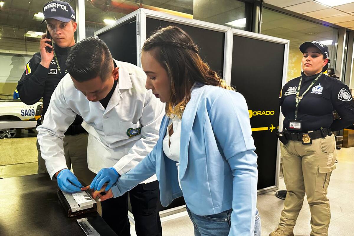 BOG400 BOGOTÁ (COLOMBIA), 31/12/2024.- Fotografía cedida por la Policía Nacional de Colombia que muestra integrantes de la Organización Internacional de Policía Criminal (Interpol) custodiando a la ciudadana venezolana, Wanda del Valle durante su proceso de extradición este martes, a Perú en Bogotá (Colombia). Las autoridades colombianas extraditaron a Perú a la venezolana Wanda del Valle Bermúdez, conocida como 'La bebecita del crimen', detenida el 6 de diciembre de 2023 en Bogotá por tener una circular roja de la Interpol por la presunta comisión del delito de conspiración para el sicariato de un coronel policial. EFE/ Policía Nacional de Colombia/ SOLO USO EDITORIAL/NO VENTAS/SOLO DISPONIBLE PARA ILUSTRAR LA NOTICIA QUE ACOMPAÑA/CRÉDITO OBLIGATORIO.