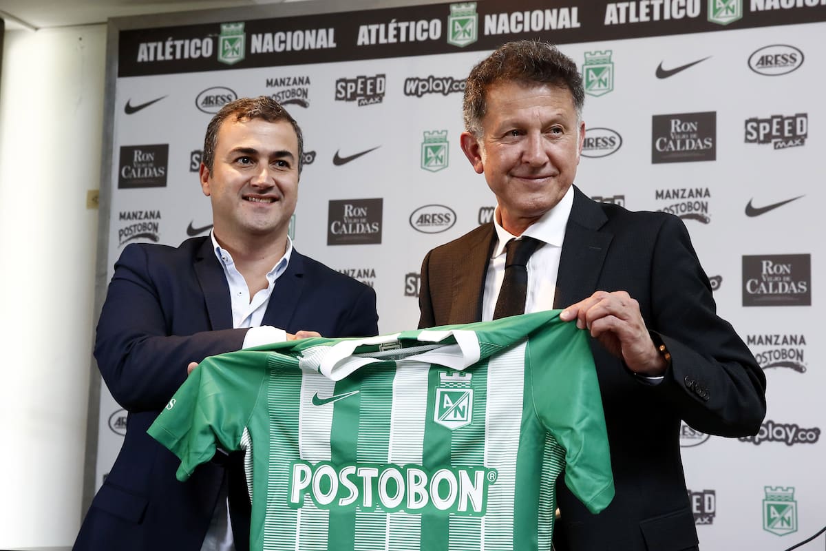 AME3492. GUARNE (COLOMBIA), 14/06/2019.- El entrenador colombiano Juan Carlos Osorio (d) recibe la camiseta del Atlético Nacional de manos de su presidente, Juan David Pérez (i), durante una conferencia de prensa este viernes, en el municipio de Guarne (Colombia). Osorio, quien dirigió la selección de México en el pasado Mundial de Rusia 2018, fue presentado este viernes como nuevo entrenador del club colombiano Atlético Nacional, equipo que ya había dirigido entre 2012 y 2015 y con el que levantó 6 títulos. EFE/ Luis Eduardo Noriega