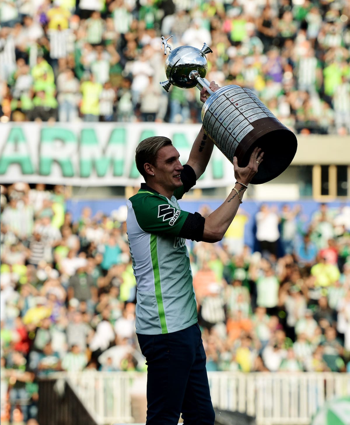 BOG13. MEDELLÍN (COLOMBIA). 05/01/2017. El arquero argentino Franco Armani durante su despedida del Club Atlético Nacional hoy, 5 de enero de 2018, en el estadio Atanasio Girardot de Medellín (Colombia). Con un sentido homenaje, cánticos y lágrimas, más de 30.000 aficionados despidieron hoy en Medellín al guardameta argentino Franco Armani, el jugador con más títulos ganados en la historia de Atlético Nacional y que firmó contrato por tres años con River Plate. EFE/CAMILO GIL