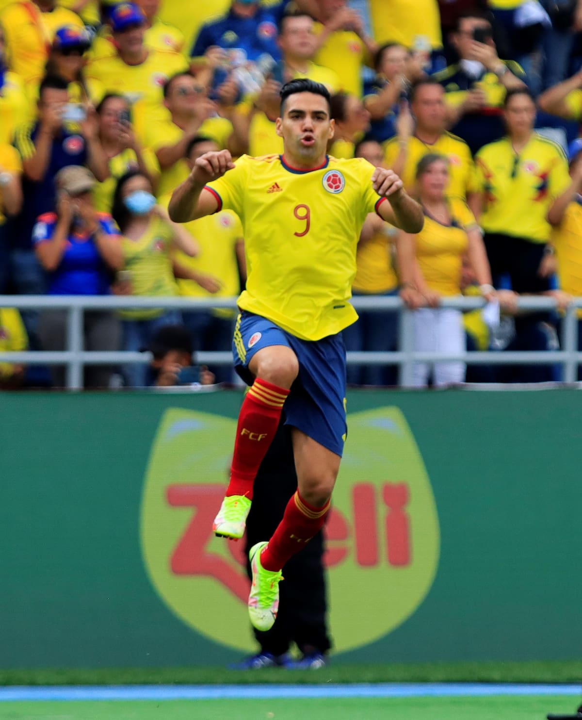 AMDEP831. BARRANQUILLA (COLOMBIA), 10/10/2021.- Radamel Falcao García de Colombia ante Brasil hoy, durante un partido por las eliminatorias sudamericanas para el Mundial de Catar 2022, en el estadio Metropolitano en Barranquilla (Colombia). EFE/Ricardo Maldonado