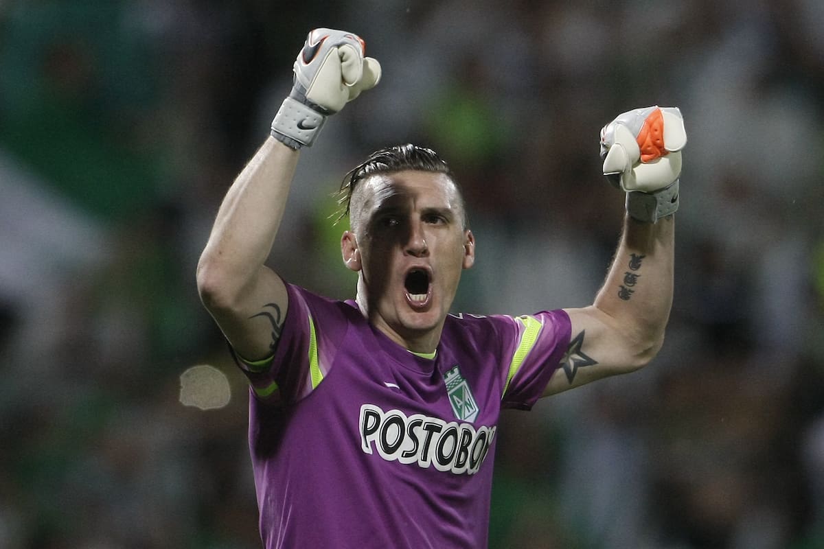 MED01. MEDELLÍN. 13/07/2016- Franco Armani de Atlético Nacional celebra la victoria sobre Sao Paulo hoy, miércoles 13 de julio de 2016, durante el segundo juego de la semifinal de Copa Libertadores 2016 en el estadio Atanasio Girardot en Medellín (Colombia). Atlético Nacional ganó 2-1 sobre Sao Paulo y clasificó para la final de la Copa Libertadores 2016. EFE/LUIS EDUARDO NORIEGA