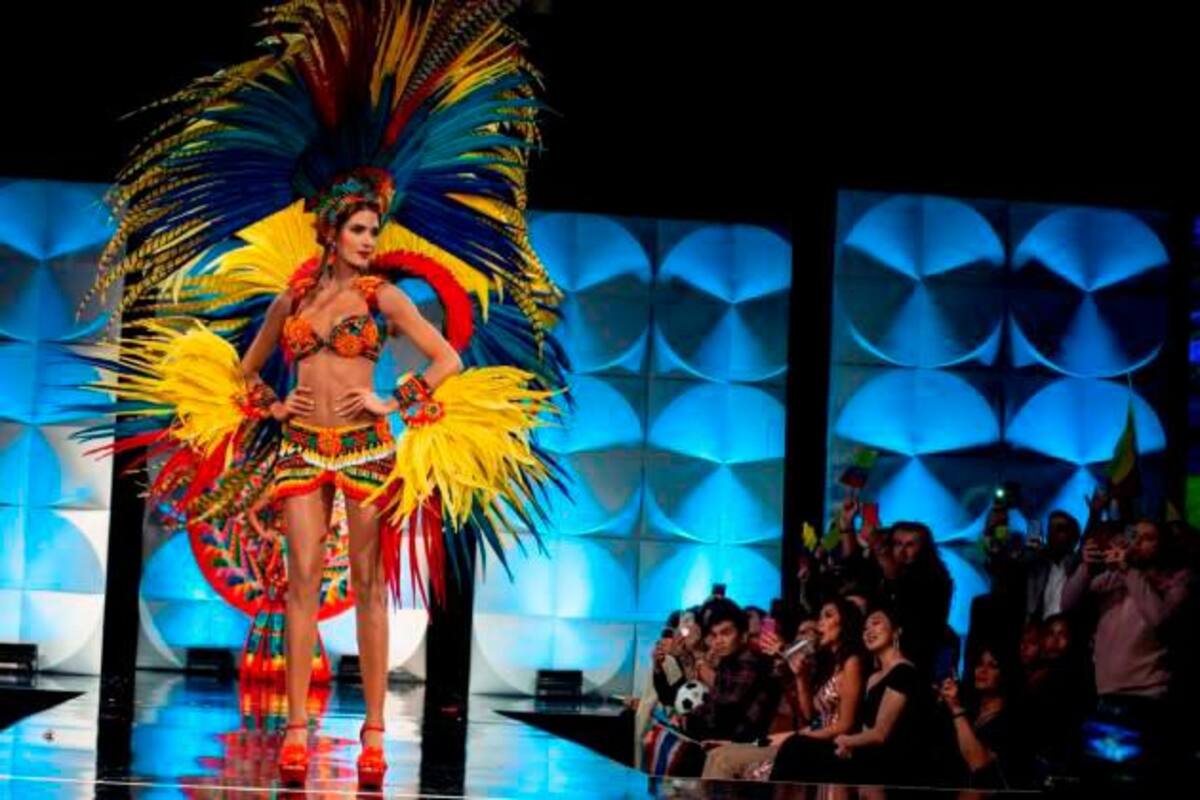 La bella colombia Gabriela Tafur, honró el trabajo de los indígenas, en su traje de fantasía. fotos/ Miss Universo y EFE.
