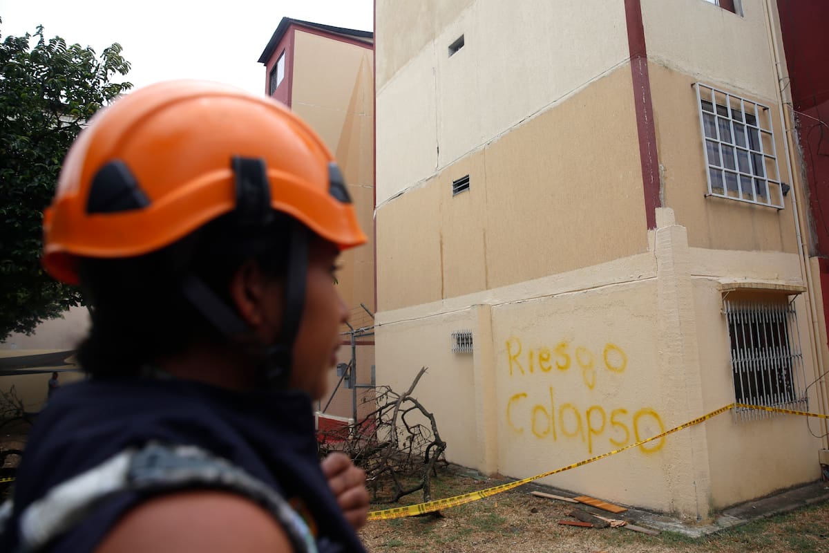 FOTODELDÍA AME9910. CALI (COLOMBIA), 17/08/2026.- Una integrante de organismos de socorro observa los edificios Chiminangos, los cuales presentan fallas estructurales y riesgo de colapso tras el terremoto de magnitud 7,4 ocurrido hace una semana, este lunes en Cali (Colombia). Colombia ha recibido más de 220 toneladas de ayuda humanitaria internacional tras el terremoto procedentes de naciones como El Salvador, México, España, Chile y Perú, informó la Cancillería. EFE/ Ernesto Guzmán
