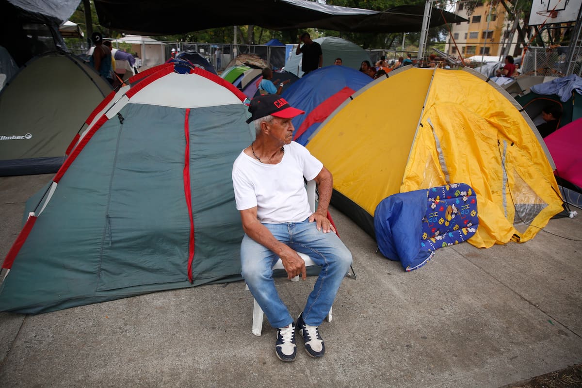 AME9910. CALI (COLOMBIA), 17/08/2026.- Un hombre espera frente a los edificios Chiminangos, los cuales presentan fallas estructurales y riesgo de colapso tras el terremoto de magnitud 7,4 ocurrido hace una semana, este lunes en Cali (Colombia). Colombia ha recibido más de 220 toneladas de ayuda humanitaria internacional tras el terremoto procedentes de naciones como El Salvador, México, España, Chile y Perú, informó la Cancillería. EFE/ Ernesto Guzmán