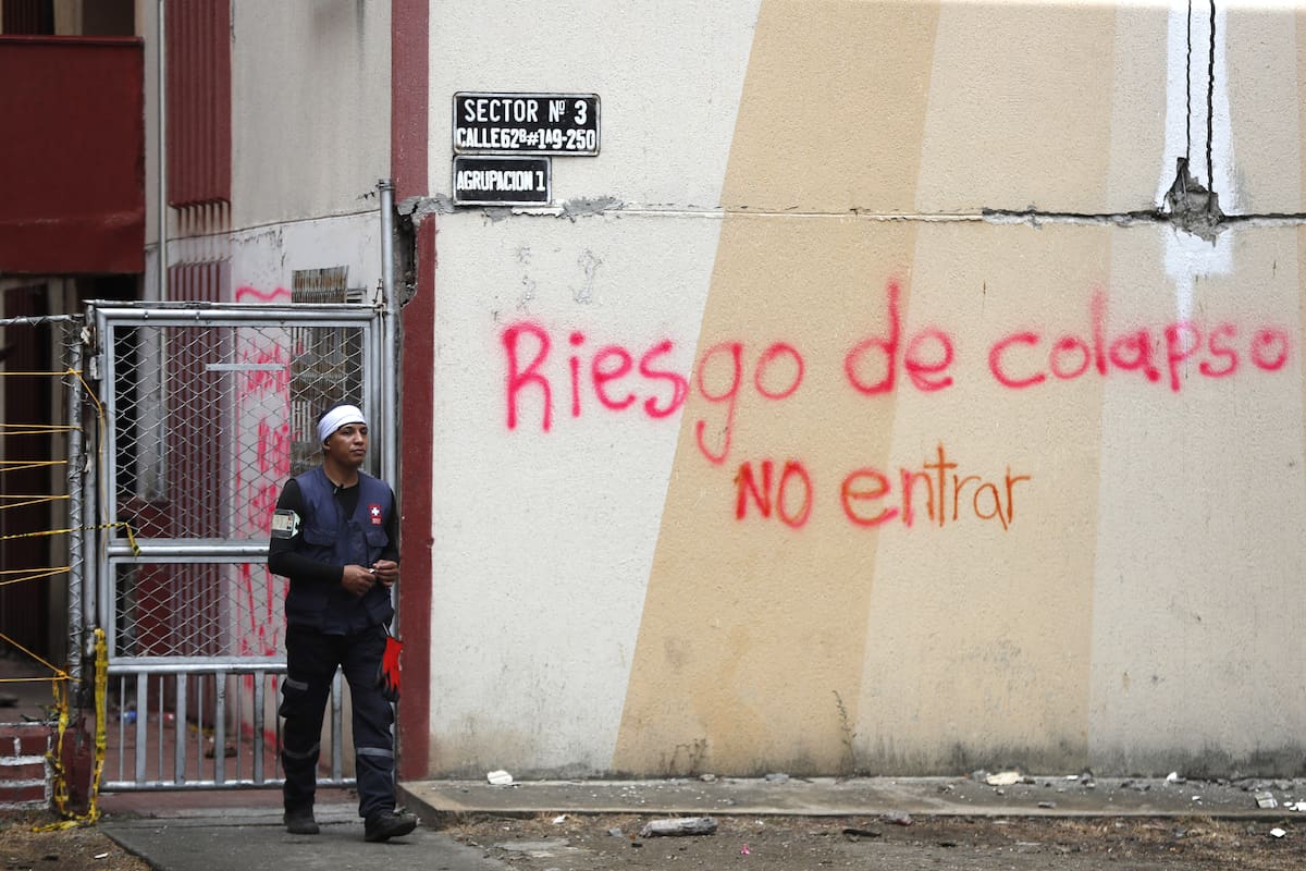 AME9910. CALI (COLOMBIA), 17/08/2026.- Un socorrista camina frente a los edificios Chiminangos, los cuales presentan fallas estructurales y riesgo de colapso tras el terremoto de magnitud 7,4 ocurrido hace una semana, este lunes en Cali (Colombia). Colombia ha recibido más de 220 toneladas de ayuda humanitaria internacional tras el terremoto procedentes de naciones como El Salvador, México, España, Chile y Perú, informó la Cancillería. EFE/ Ernesto Guzmán