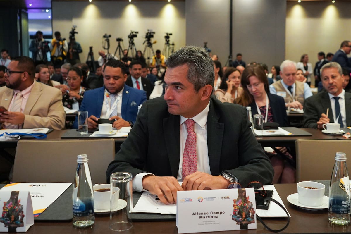 AME2401. BOGOTÁ (COLOMBIA), 19/06/2026.- El expresidente del Consejo Nacional Electoral (CNE), Alfonso Campo Martínez (c), reacciona durante la instalación de la Misión de Observación Internacional más grande en la historia del país, con cerca de 1.500 observadores internacionales que acompañarán la segunda vuelta de las elecciones presidenciales, este viernes en Bogotá (Colombia). EFE/ Pablo R.seco