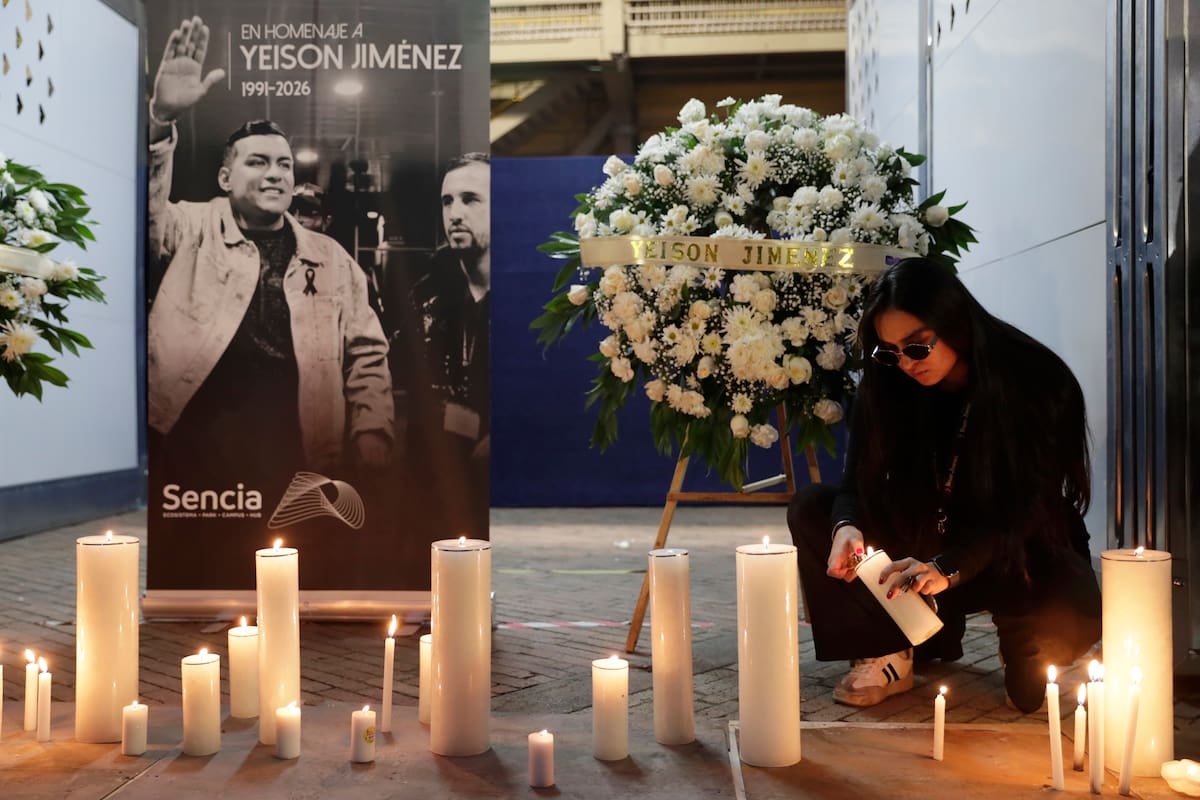 Una seguidora del cantante colombiano Yeison Jiménez enciende velas durante un homenaje este domingo, en el estadio El Campín en Bogotá (Colombia). La muerte del cantante de música popular Yeison Jiménez, quien pereció junto con otras cinco personas en un accidente de avión ocurrido el sábado en el departamento de Boyacá, tiene consternada a Colombia mientras avanzan las investigaciones para esclarecer las causas del siniestro. EFE/ Carlos Ortega